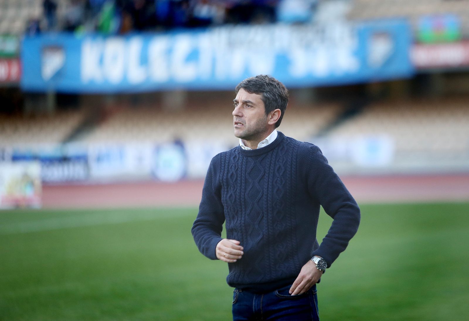 Pepe Masegosa, técnico del XDFC, dando instrucciones en la banda.