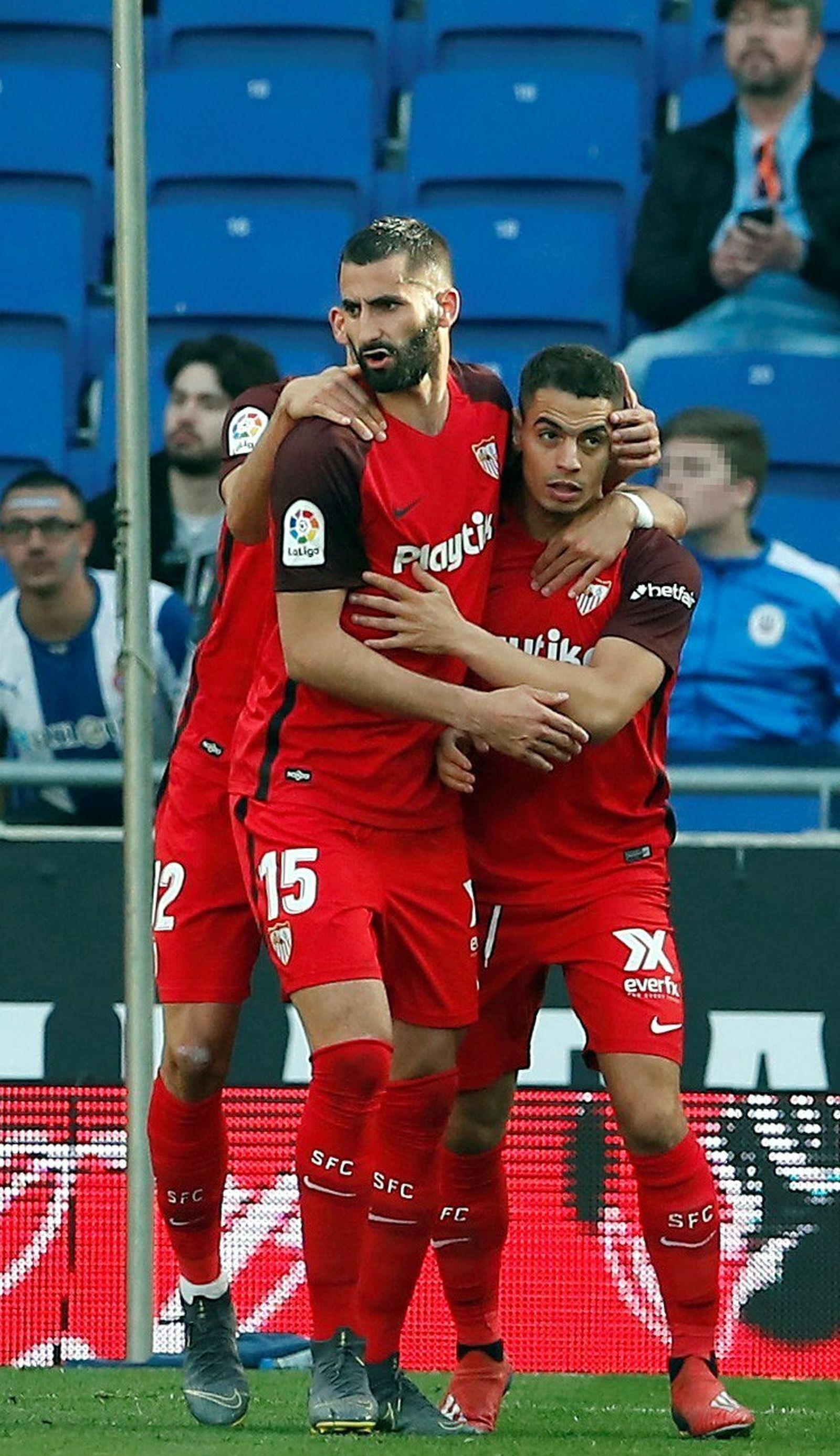 Ben Yedder es felicitado por Gonalons.
