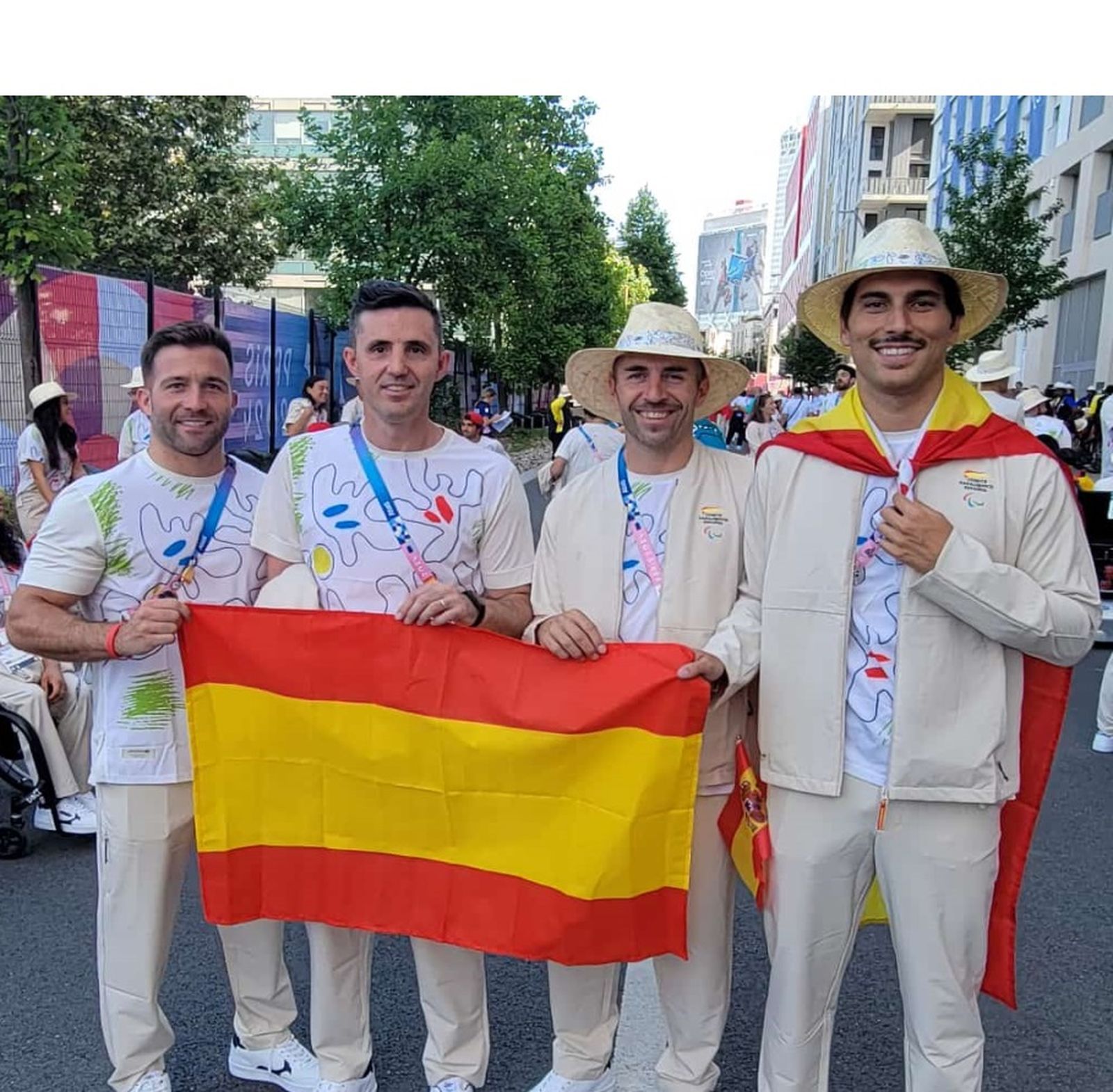 José Manuel Ruiz junto al resto de granadinos presentes en París.