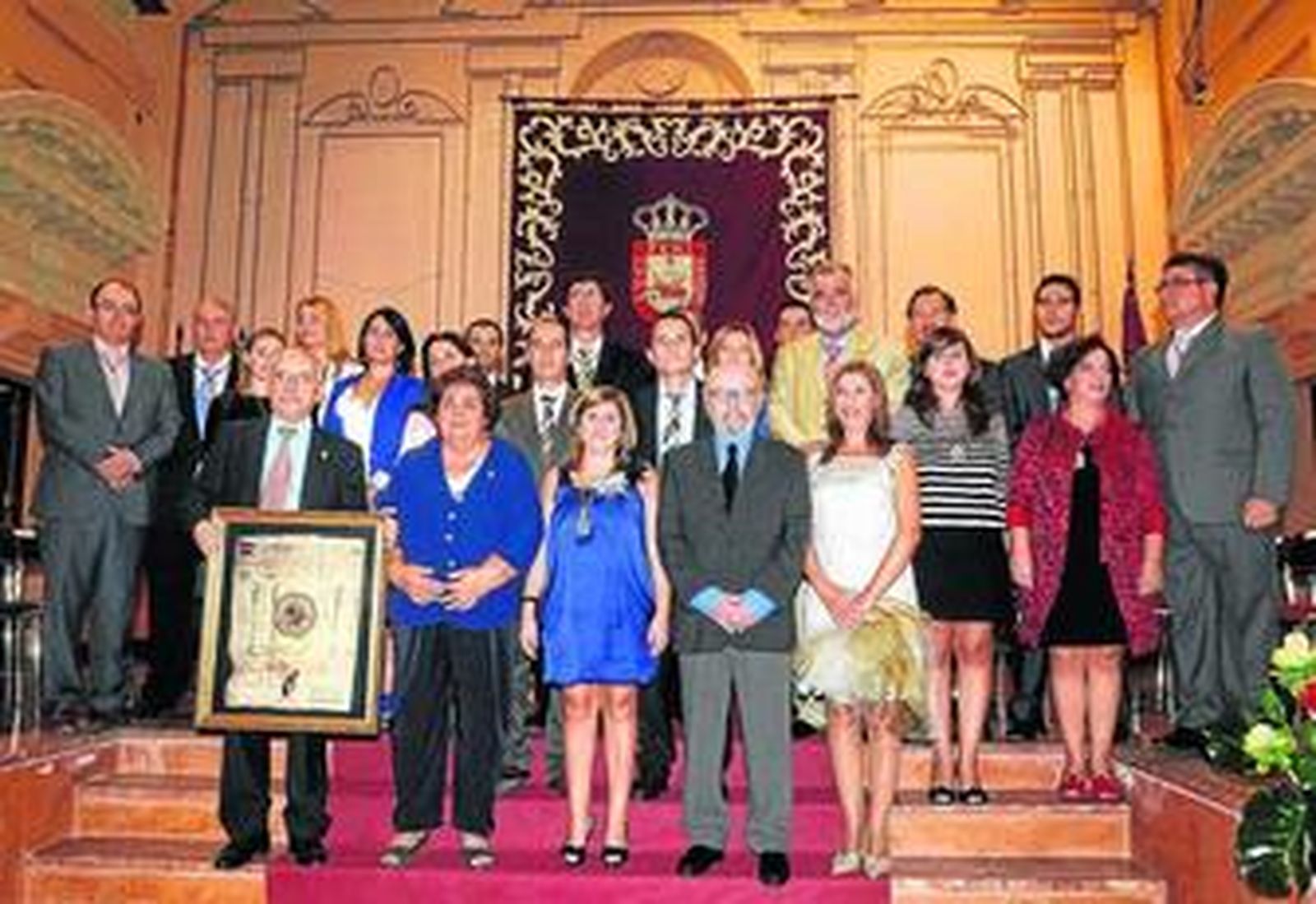 José Manuel Caballero Bonald y los demás galardonados posan con la alcaldesa y concejales de la Corporación Municipal al término del acto.