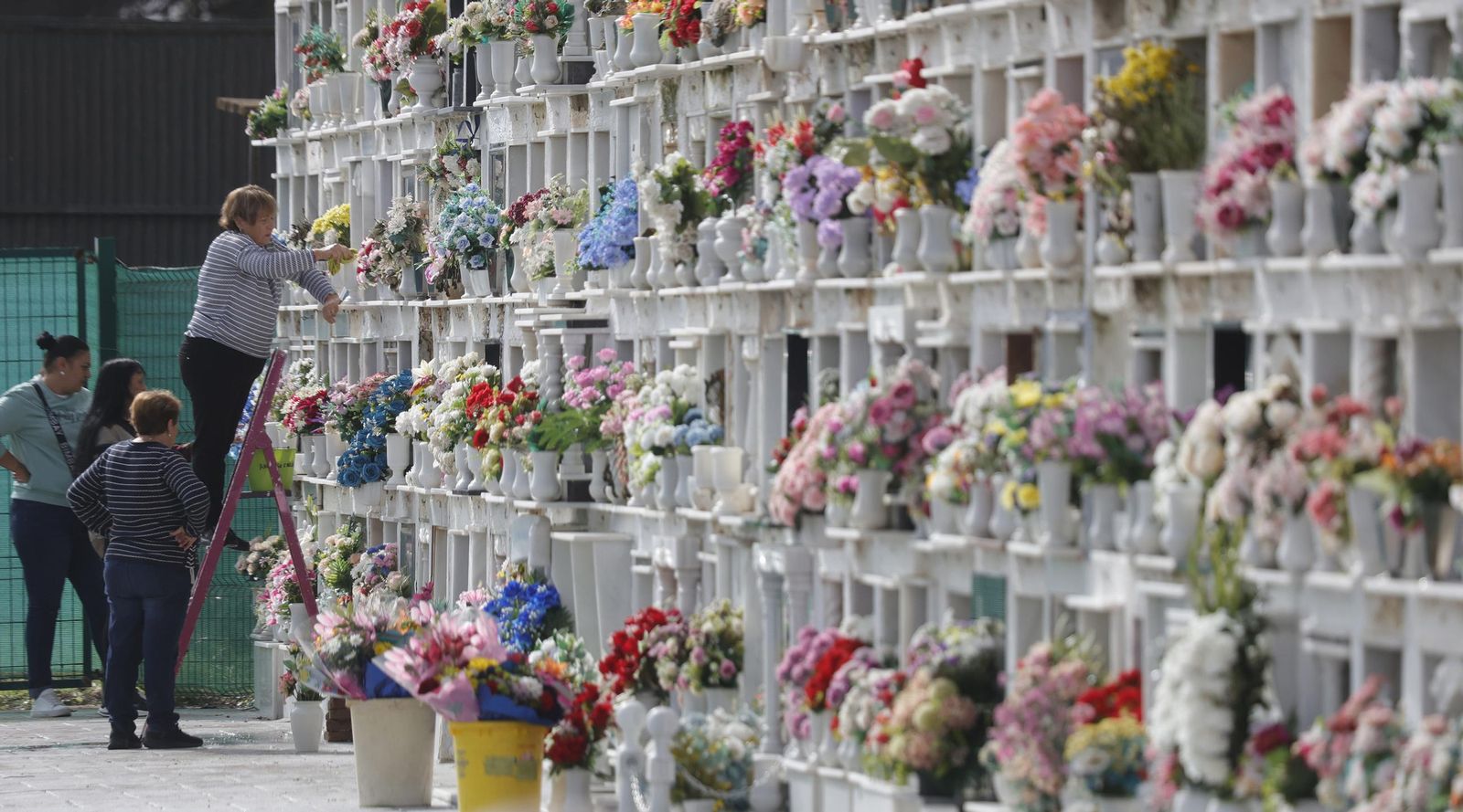 Fotos del Día de Todos Los Santos en el cementerio de La Línea