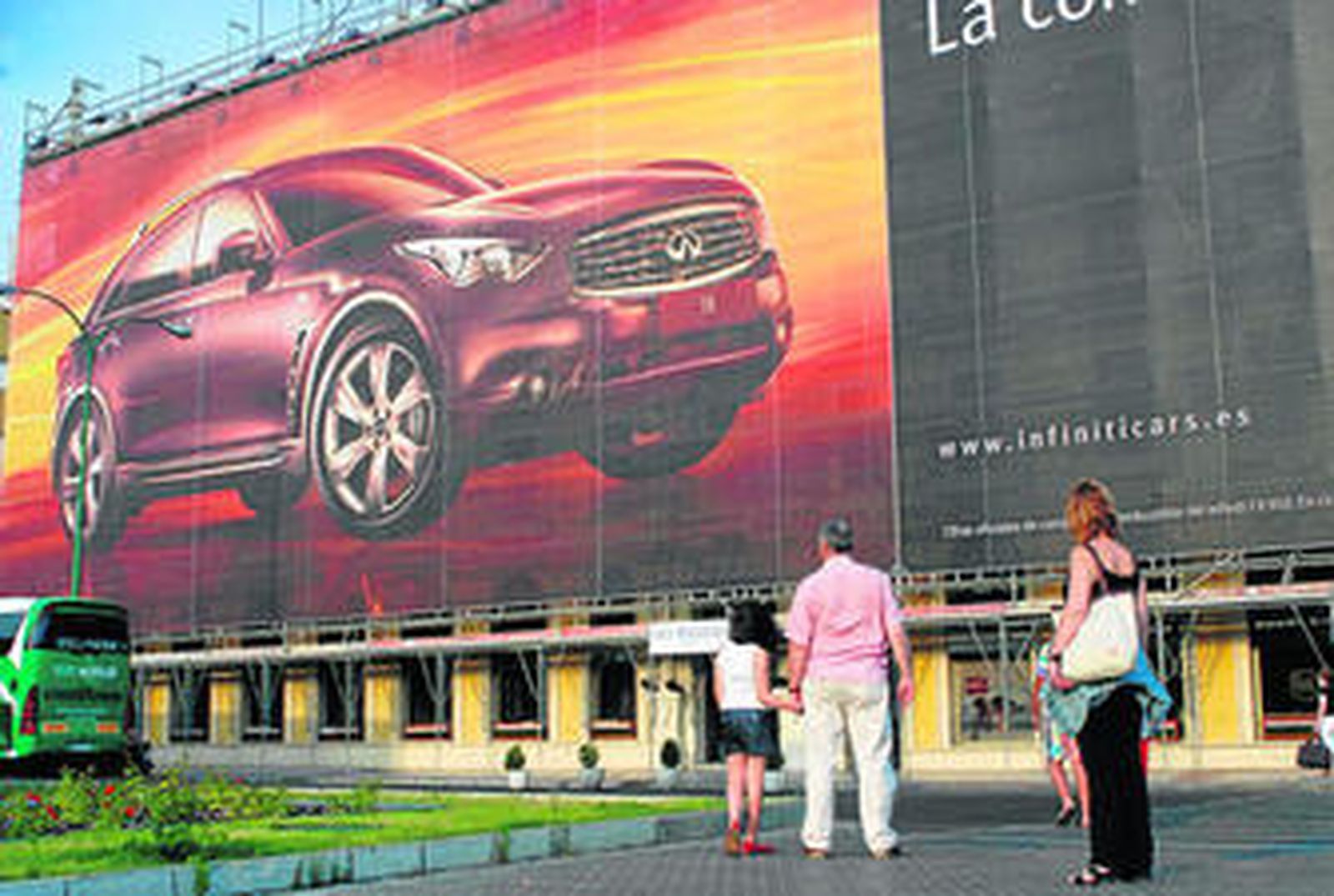 La fachada del hotel Macarena, cubierta por una lona publicitaria.