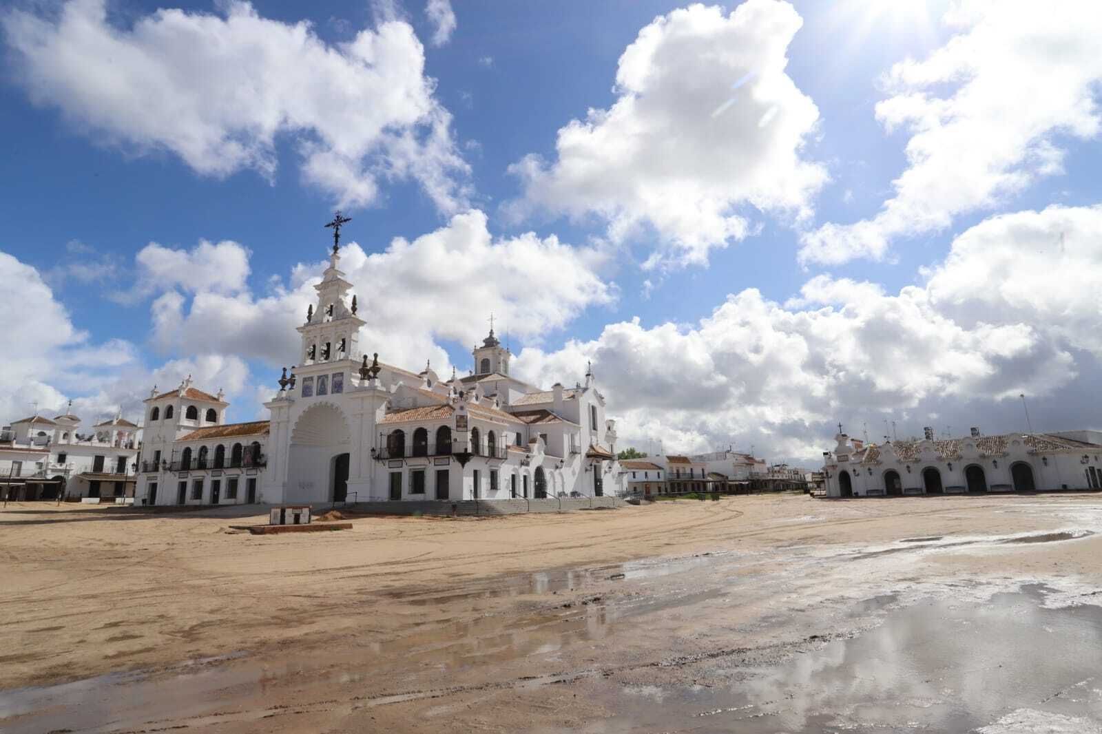 Imágenes del Rocío desierto.