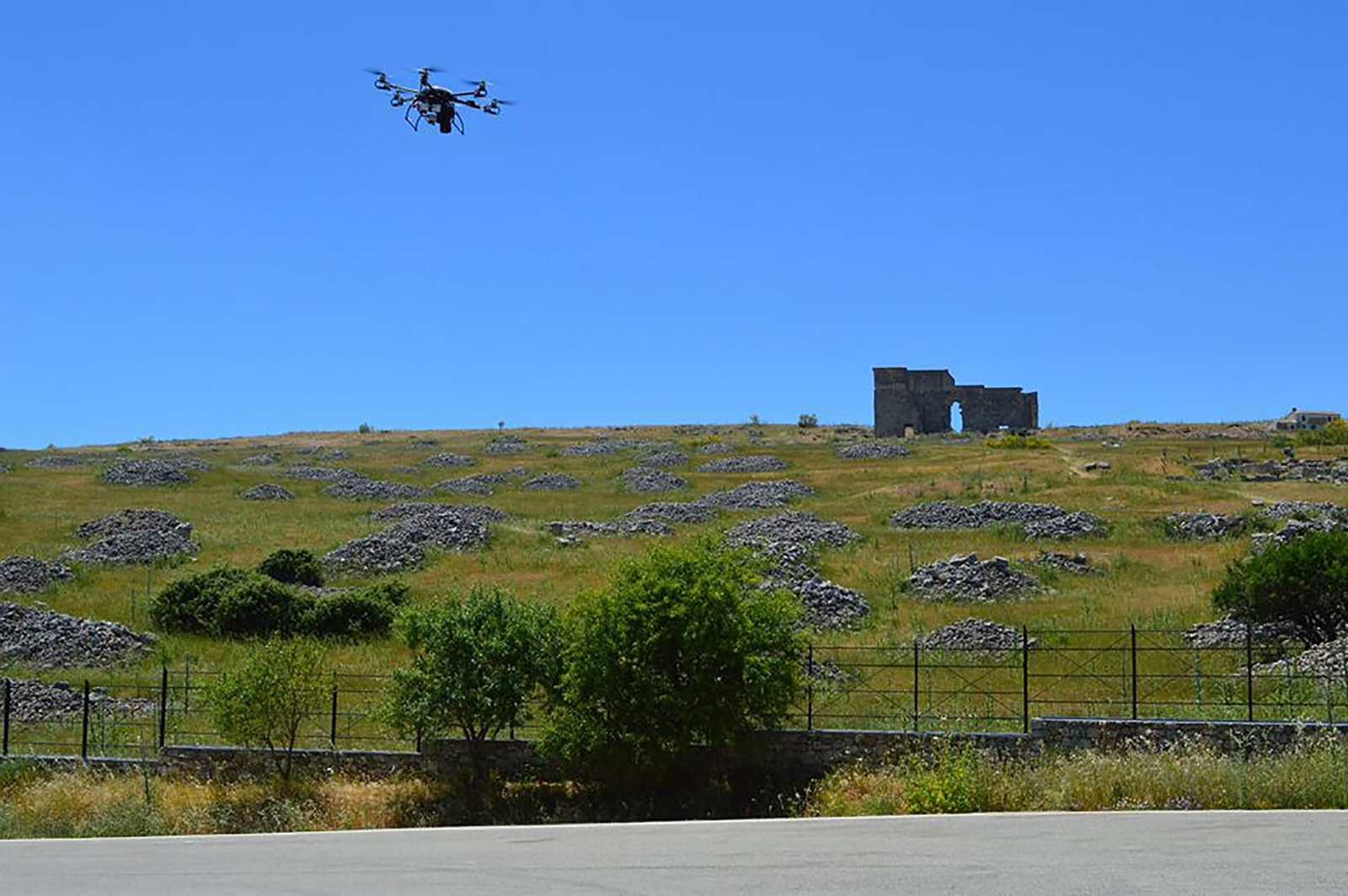 Los colectivos que rechazan los proyectos aseguran que se ubicarán cerca de la ciudad romana de Acinipo.