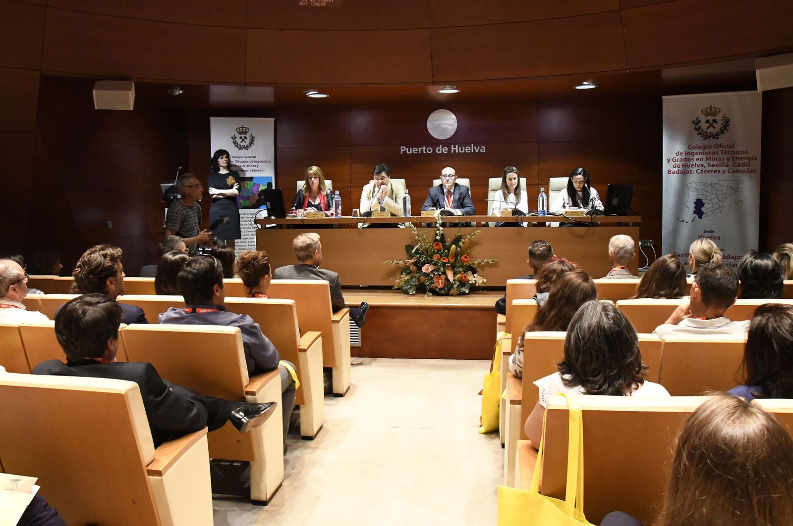 Mesa presidencial y público durante el acto inaugural del I Simposio Mujer y minería celebrado ayer tarde en el Centro de Recepción y Documentación del Puerto de Huelva.