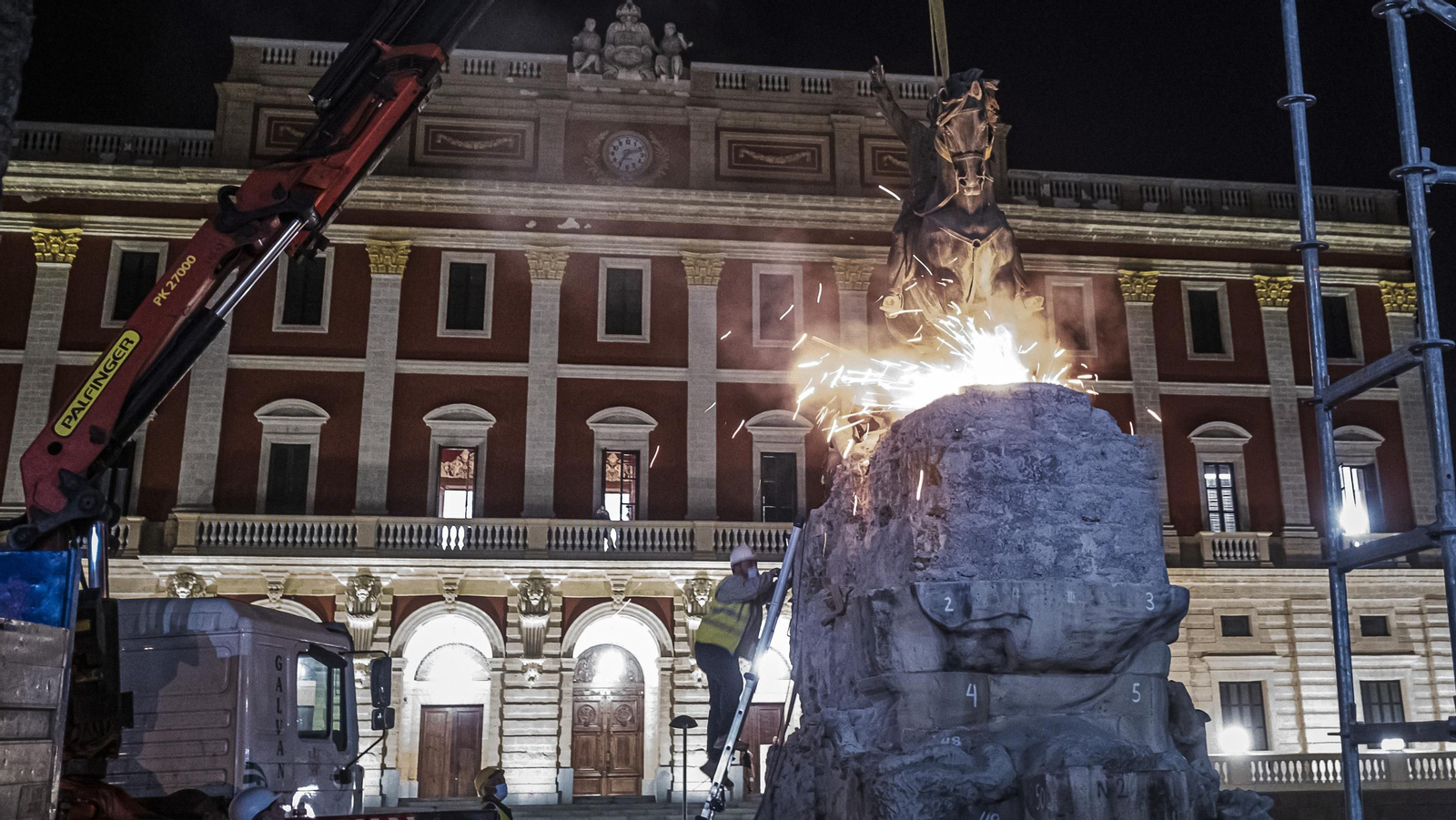 Retirada la estatua del general Varela de la plaza del Rey en San Fernando