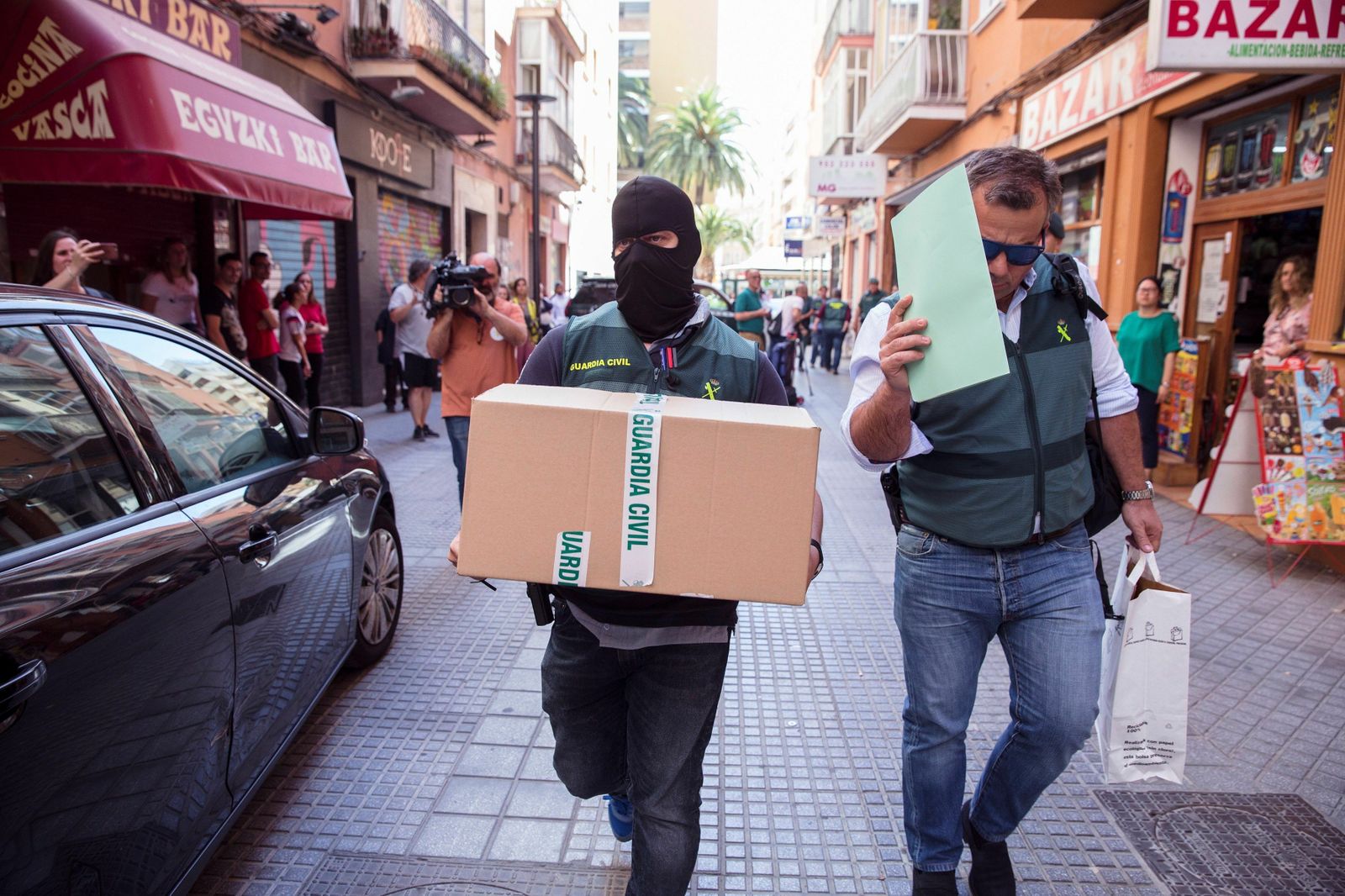 Guardias civiles con documentación intervenida tras un registro en un despacho de abogados