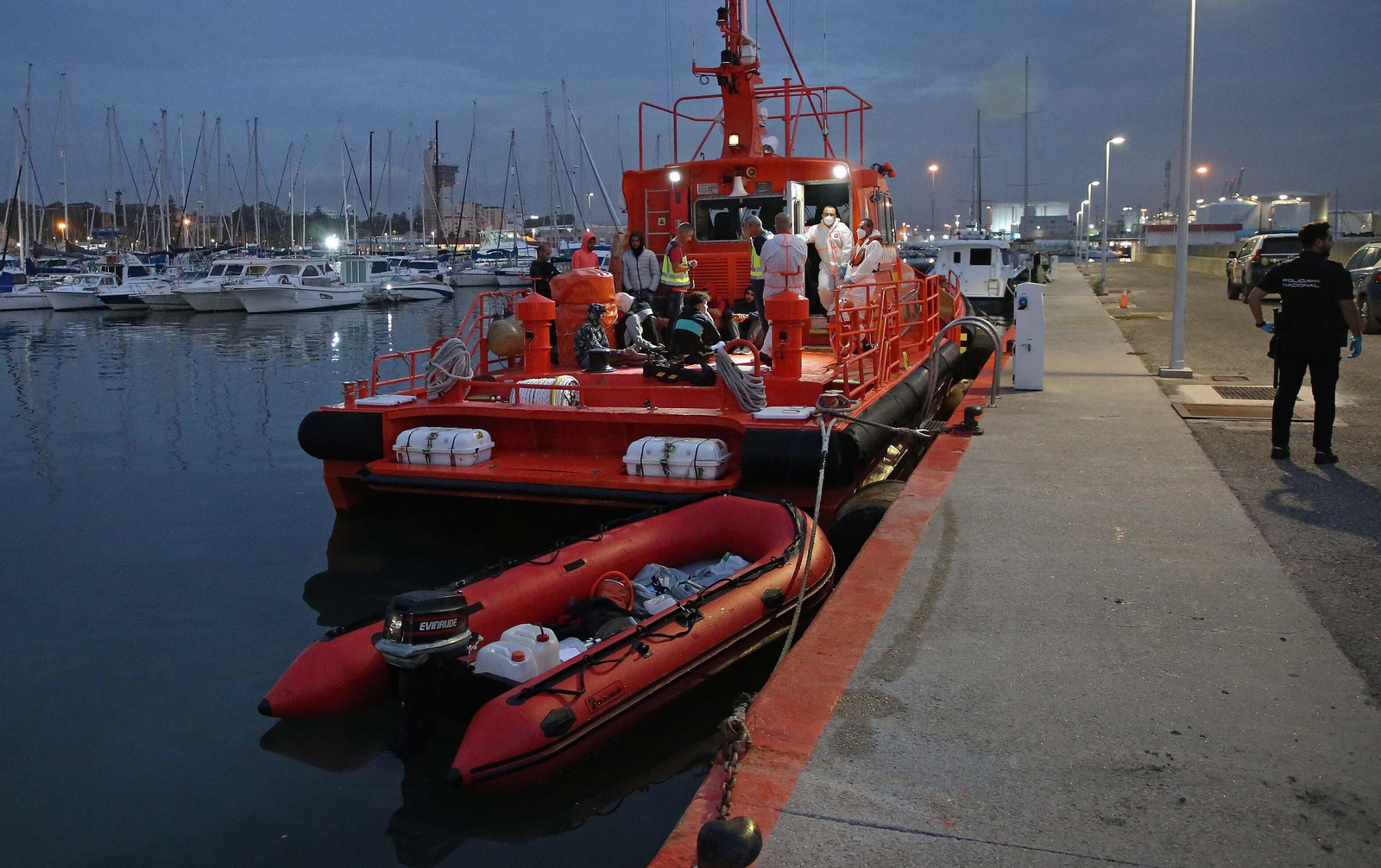 Imágenes de los 10 migrantes rescatados por Salvamento Marítimo en Algeciras