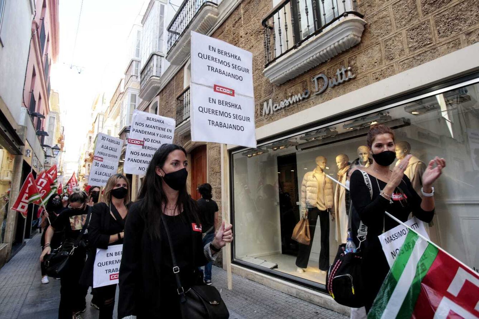 Las trabajadoras de Inditex, ante la tienda de Massimo Dutti, que cerrará sus puertas en Cádiz.
