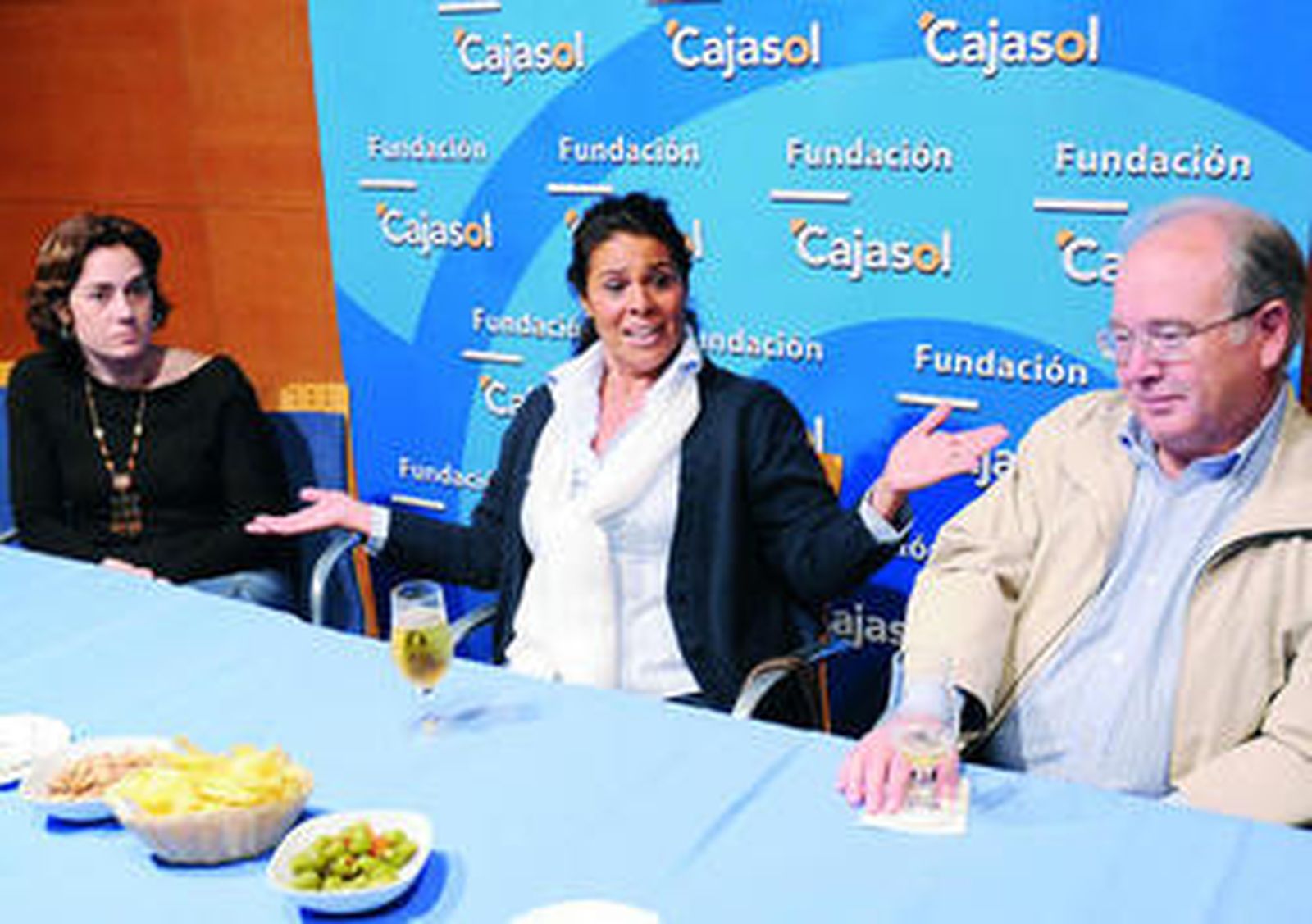 Aurora Vargas, ayer en Cajasol junto al director del ciclo.