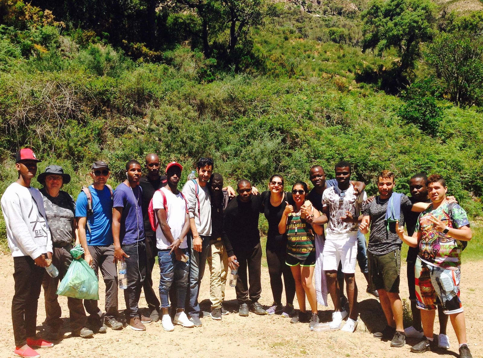 Algunos de los usuarios de Cepaim, en una actividad organizada con Agaden en el río de la Miel.