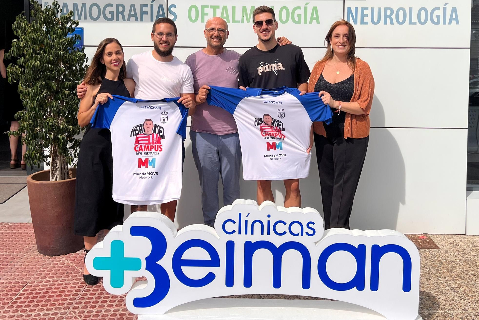 Javi Hernández, junto a Benjamín Ruiz y Silvia del Ojo, de Clínica Beiman.