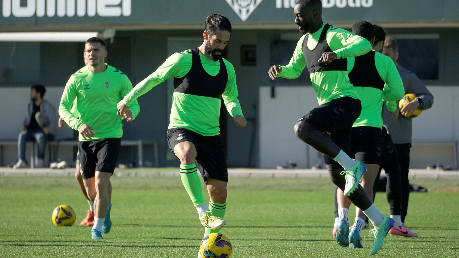 Isco se ejercita con el balón junto a Sabaly en la Ciudad Deportiva Luis del Sol en el entrenamiento previo al partido con el Barcelona.