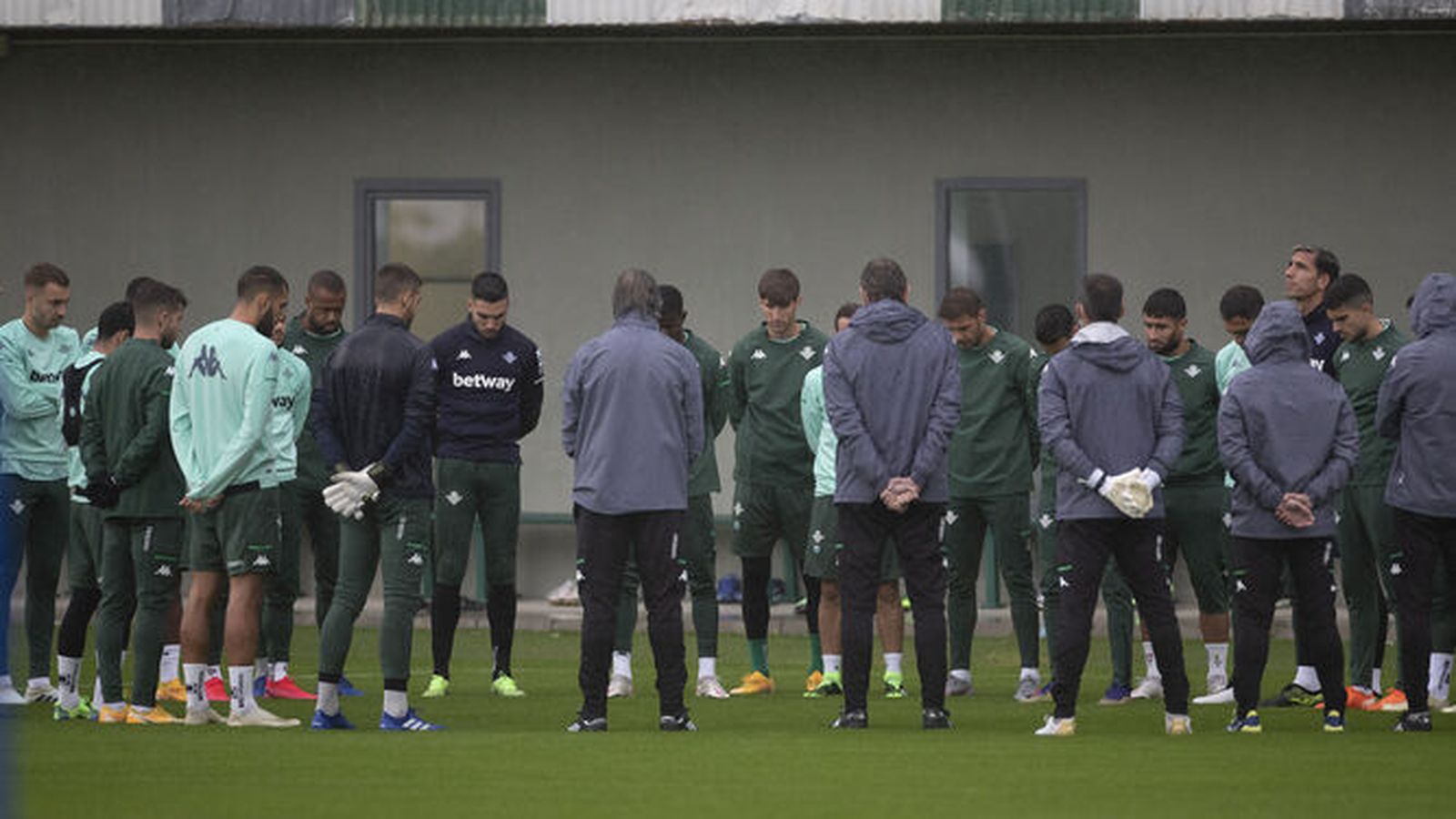 La plantilla y el cuerpo técnico del Betis durante el minuto de silencio por Maradona.