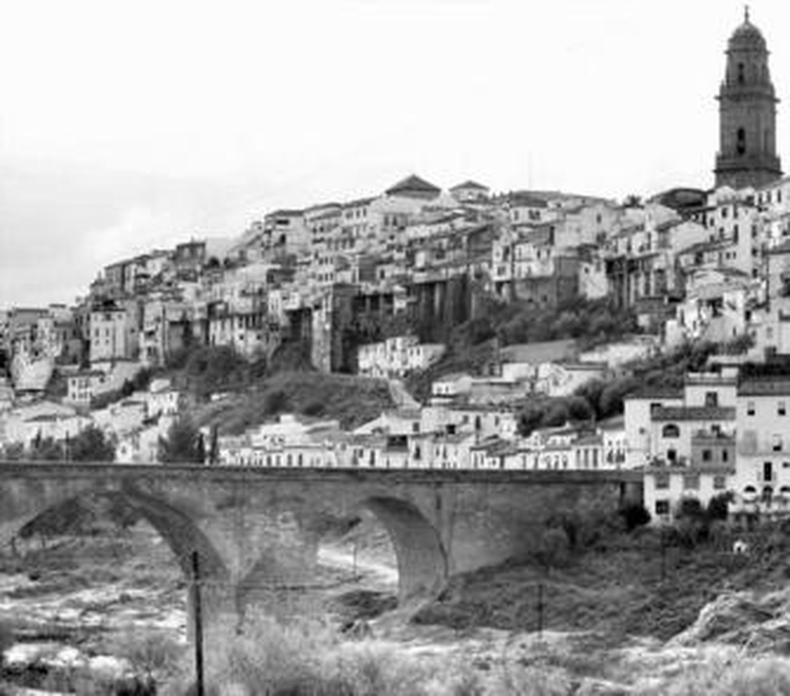 Postal restaurada del puente con la ciudad de Montoro al fondo.