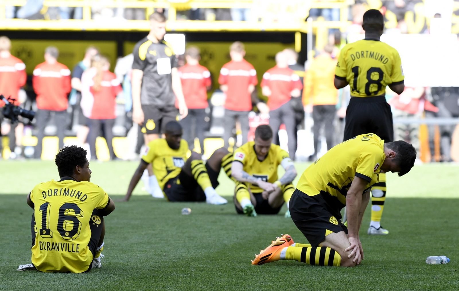 Los jugadores del Dortmund, hundidos al finalizar el partido.