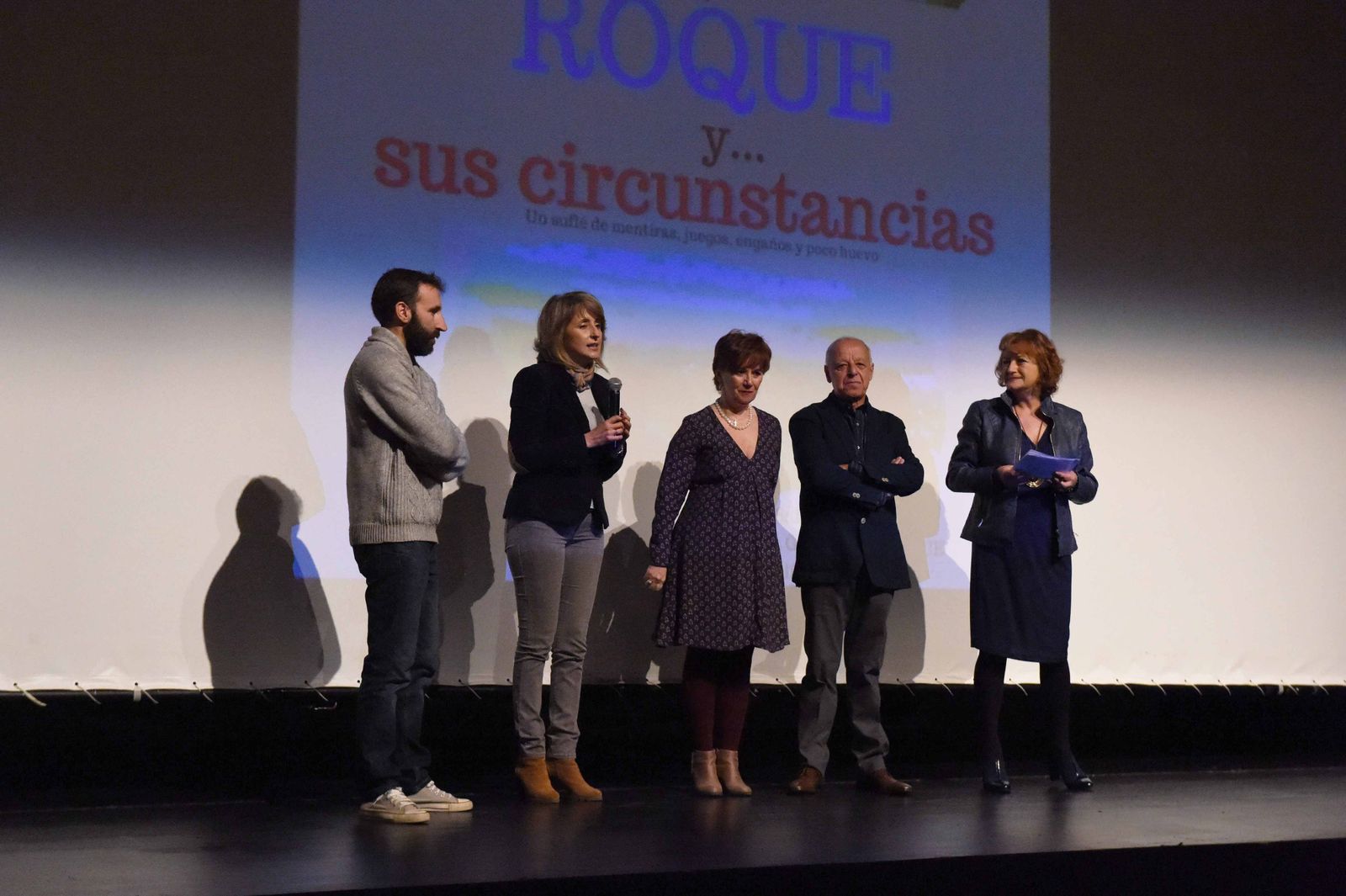 Rafael Arroyo, segundo por la derecha, en el estreno de su cortometraje.