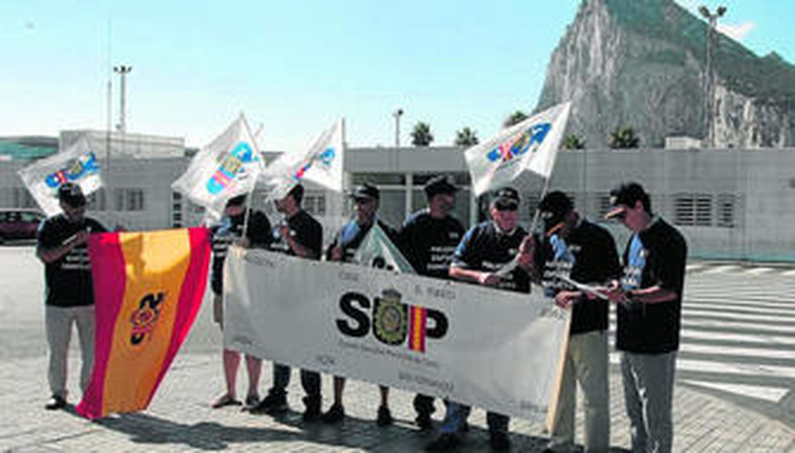 Imagen de la movilización realizada ayer por el SUP y la AUGC en la Verja.