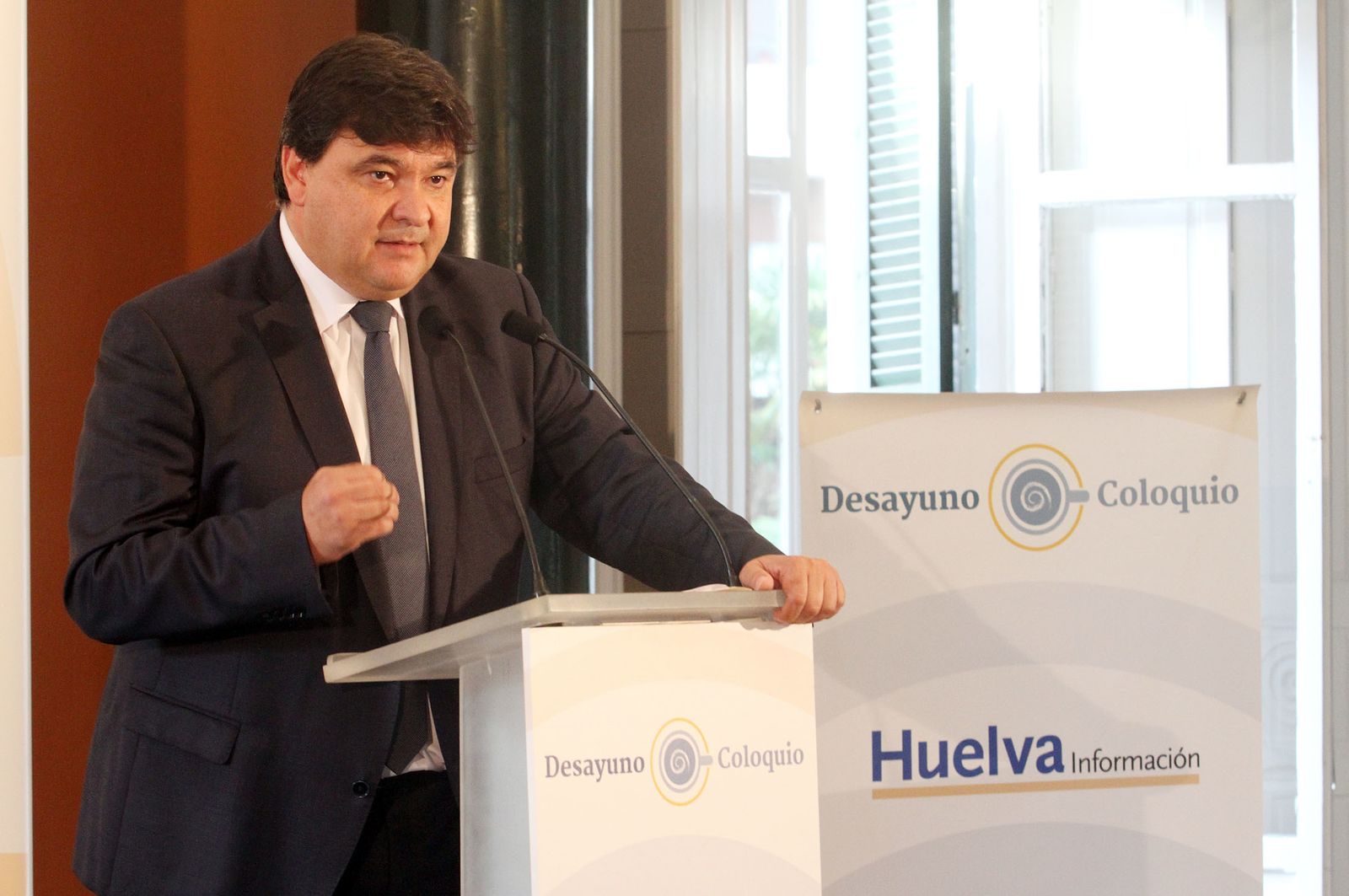 Imágenes de la conferencia y desayuno-coloquio de Gabriel Cruz, alcalde de Huelva