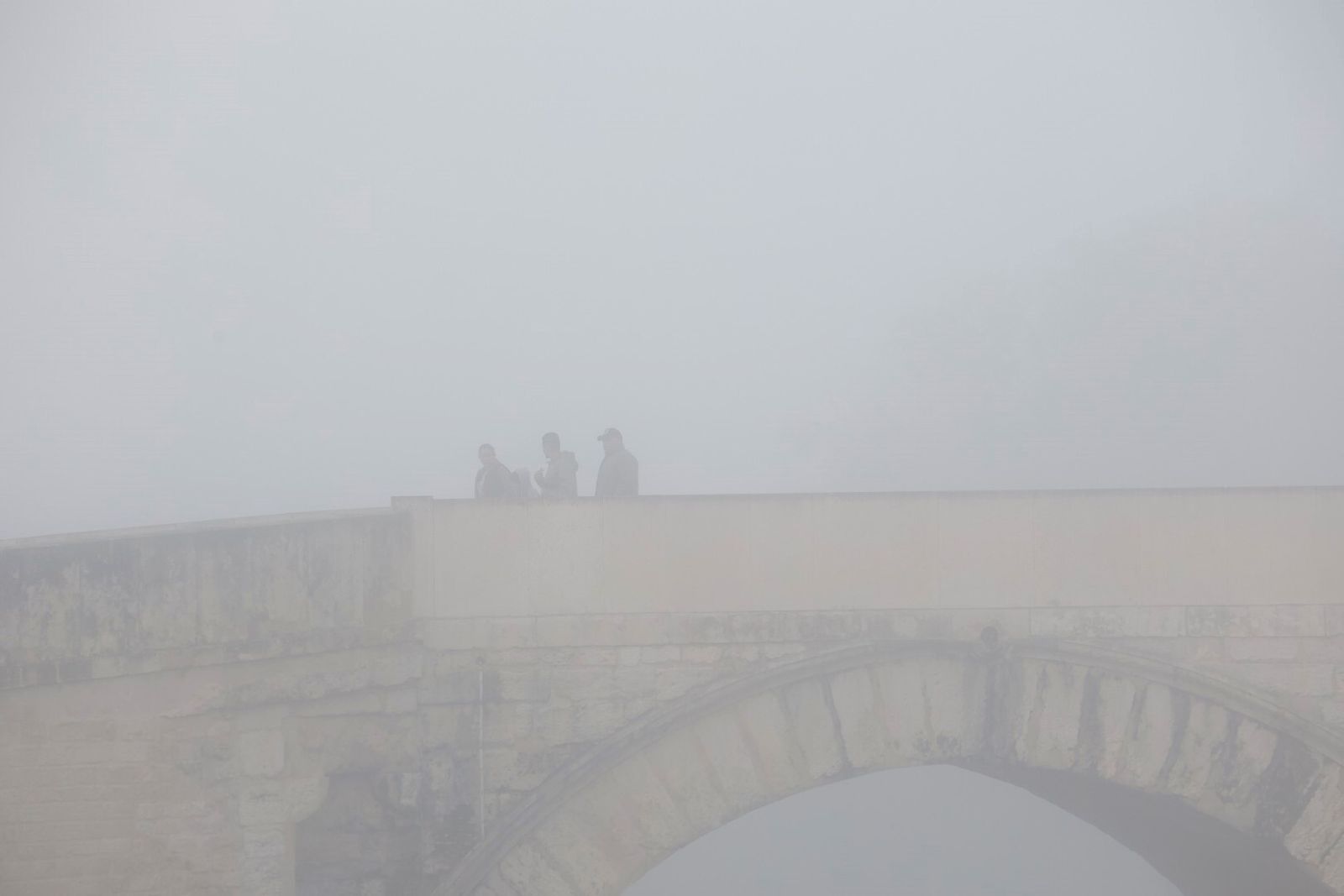 Córdoba comienza la semana cubierta de niebla, en imágenes