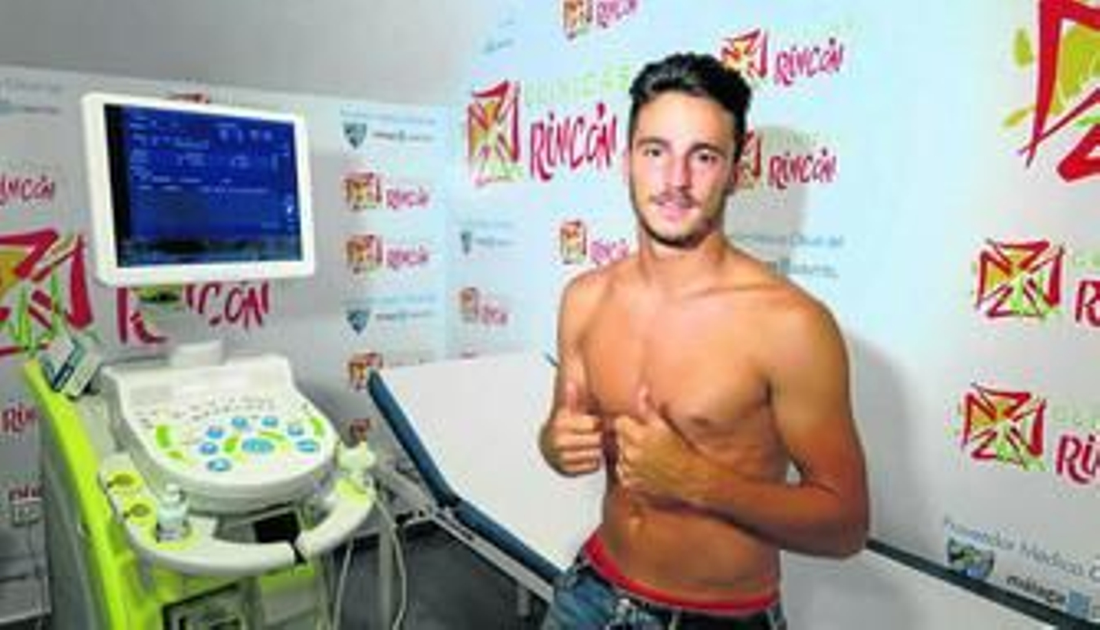 Juan Carlos posa durante el reconocimiento médico.