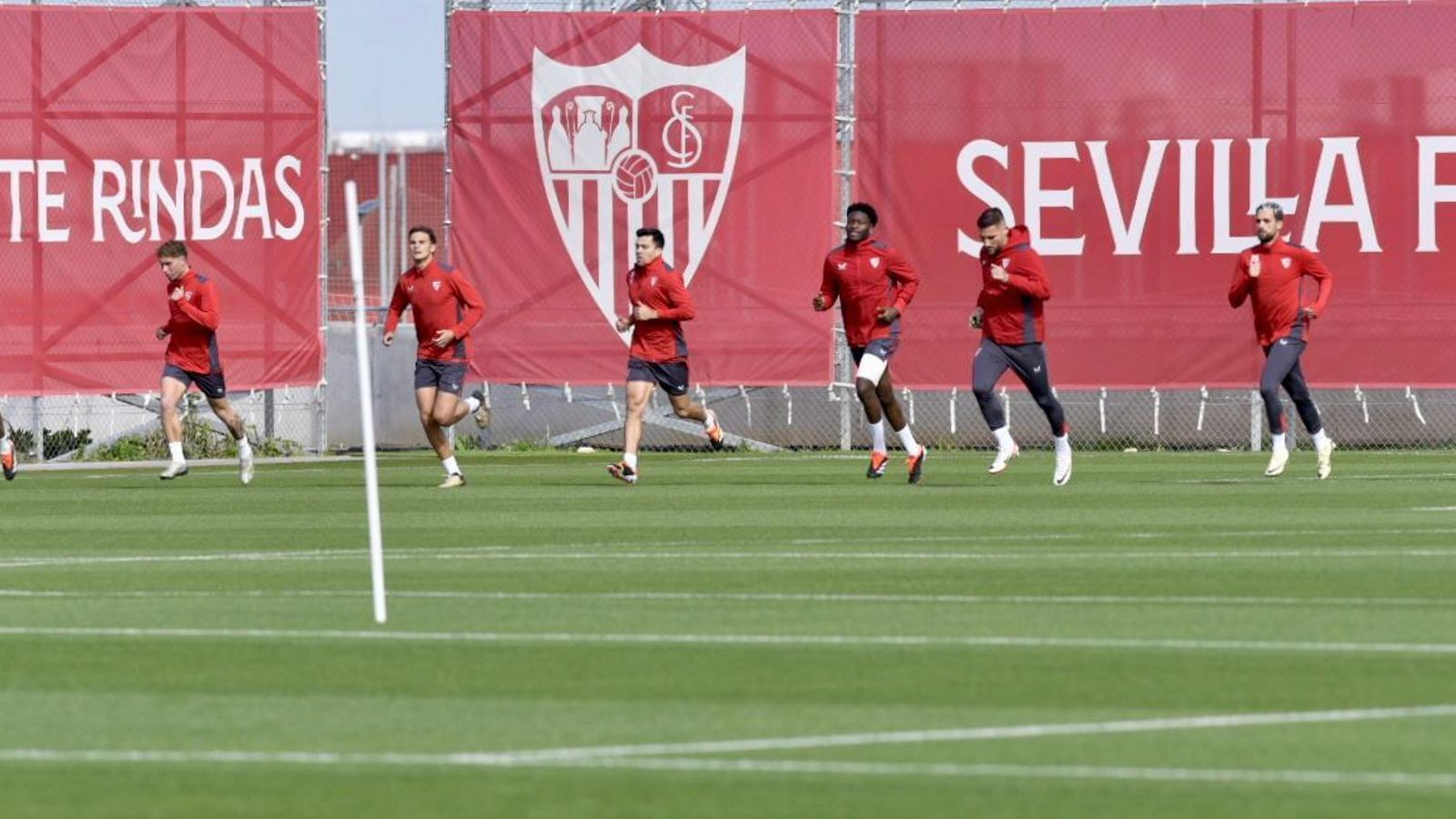 Lucien Agoumé se reincorpora al grupo, con un vendaje en su muslo izquierdo