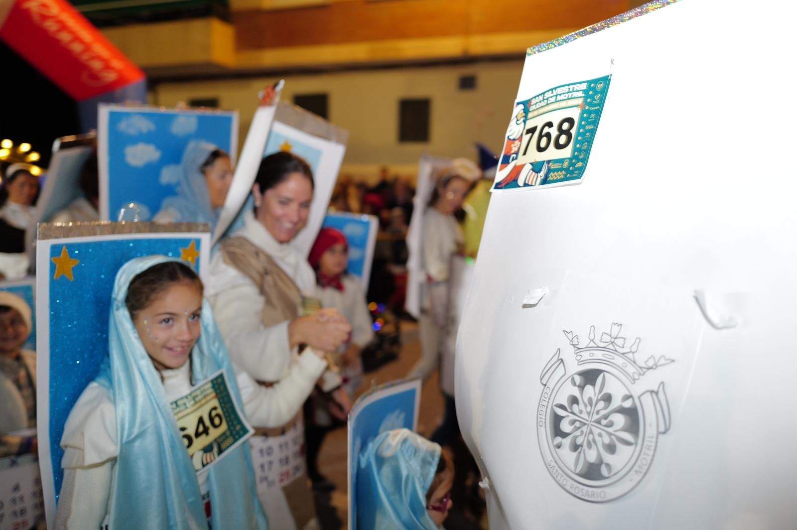 Trolls, coches de choque, bolsas de regalo o exploradores del Parque Jurásico: Así ha sido la San Silvestre de Motril