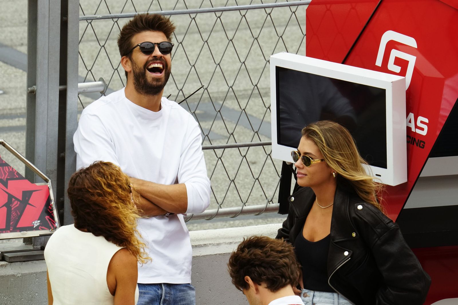 Las cariñosas fotos de Piqué, Clara Chía en el Mundial de Motos en Montmeló