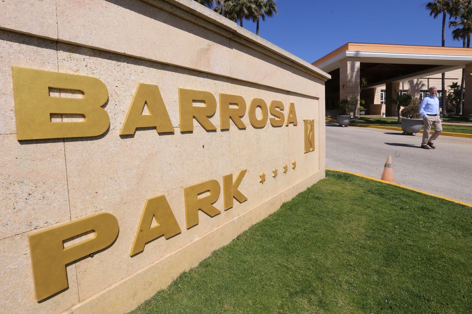 Vista de la entrada del establecimiento hotelero del Novo.