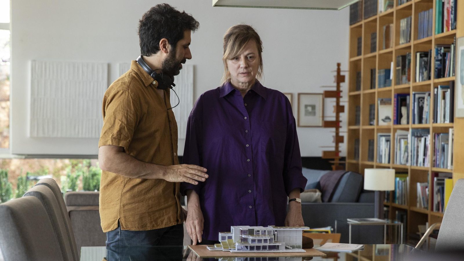 La actriz Emma Suárez junto al director Aitor Echeverría, durante el rodaje