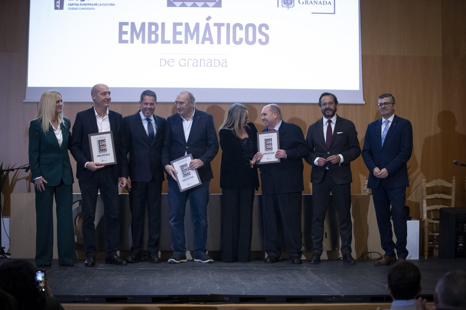 Granada reconoce a sus negocios más emblemáticos