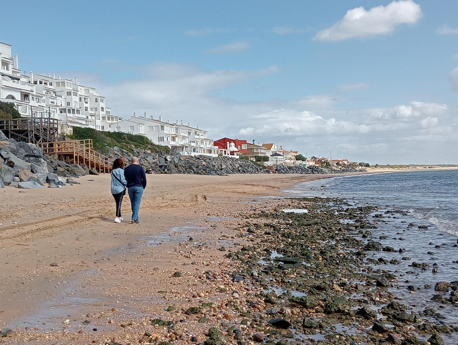 Imágenes de la playa de El Portil tras el temporal de viento y lluvia de ayer en Huelva