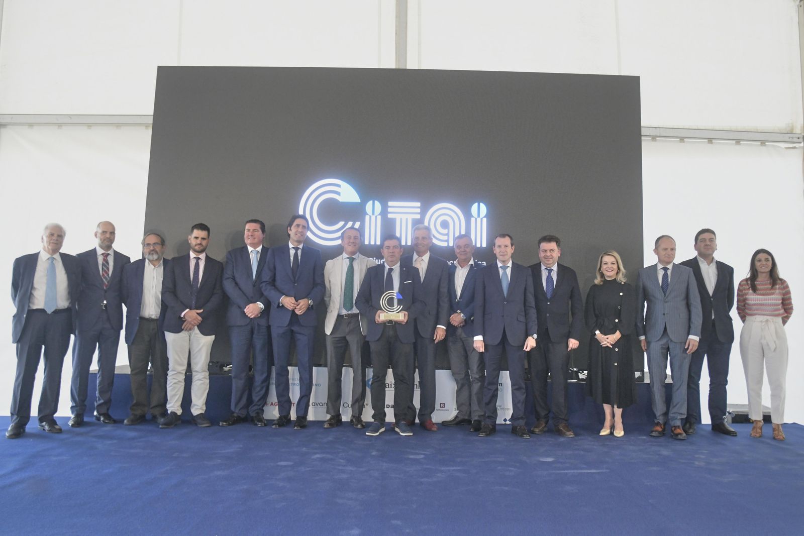 Autoridades, patrocinadores junto al galardonado.