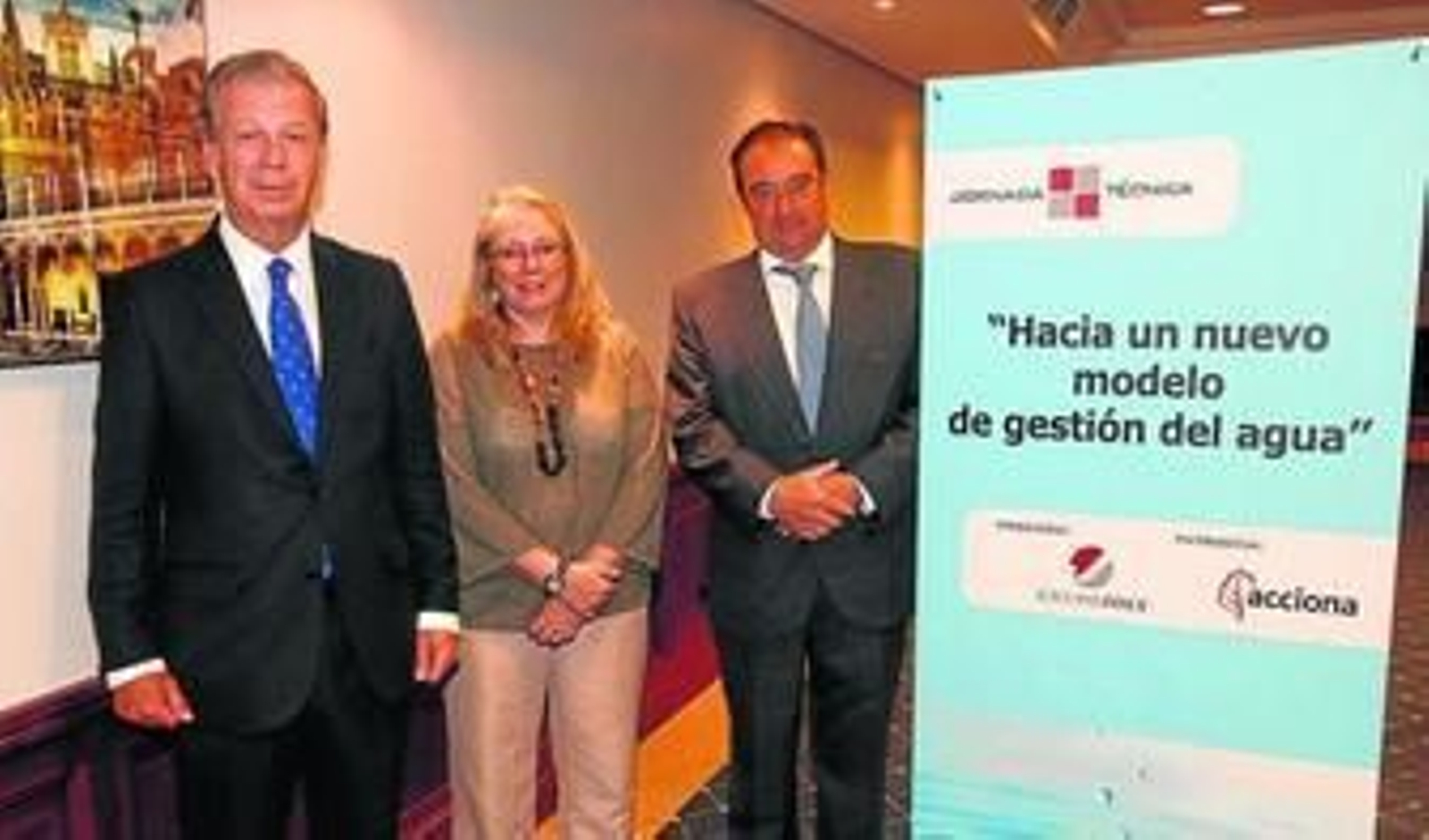 Joaquín Mollinedo, director general de Relaciones Institucionales del Grupo Acciona; Carmen Lloret, secretaria general de Gestión Integral del Medio Ambiente y Agua de la Junta de Andalucía; y Tomás Valiente, director general de Grupo Joly.