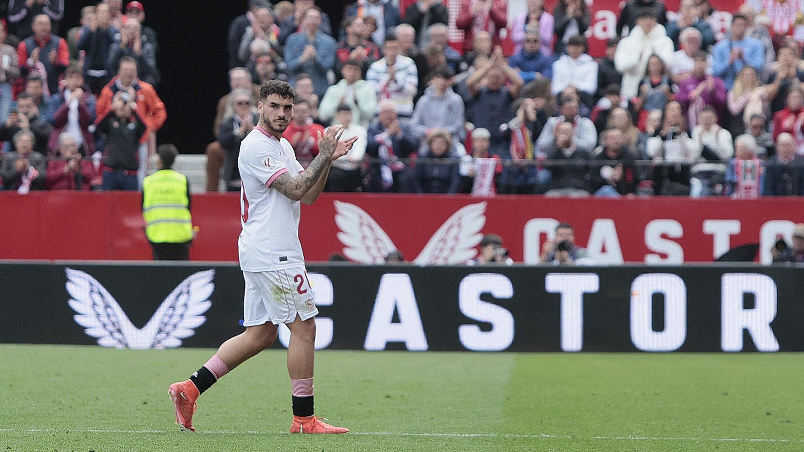 Isaac devuelve agradecido la ovación al marcharse del terreno de juego.