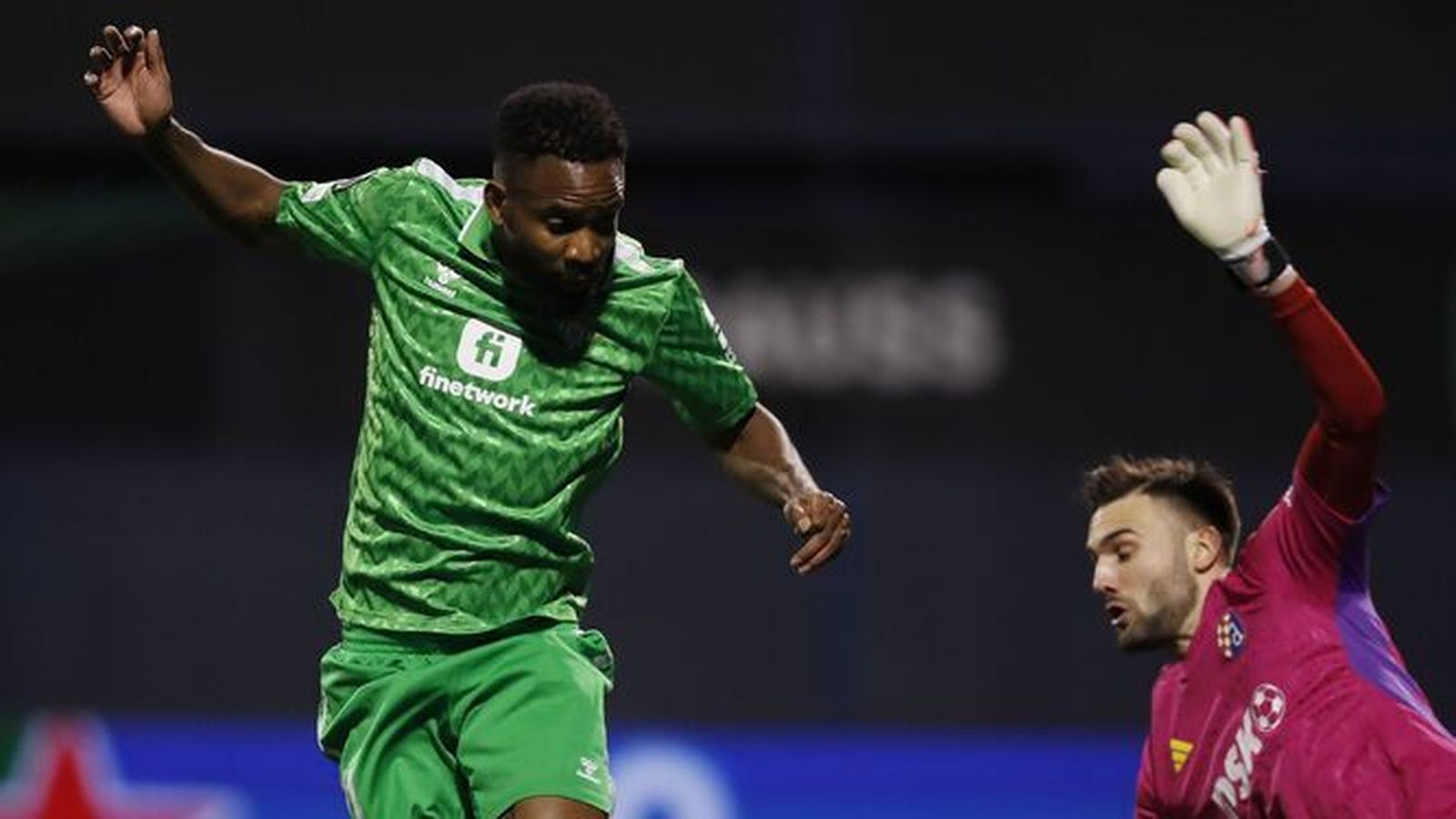 Bakambu, en el momento de rematar su primer gol con el Betis.