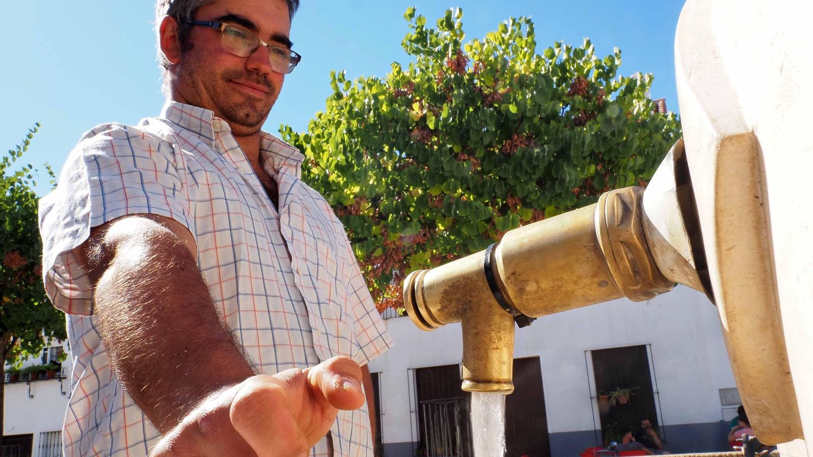El ganadero Sergio Vázquez necesita diariamente entre 100 y 200 litros de agua para que sus animales no mueran de sed