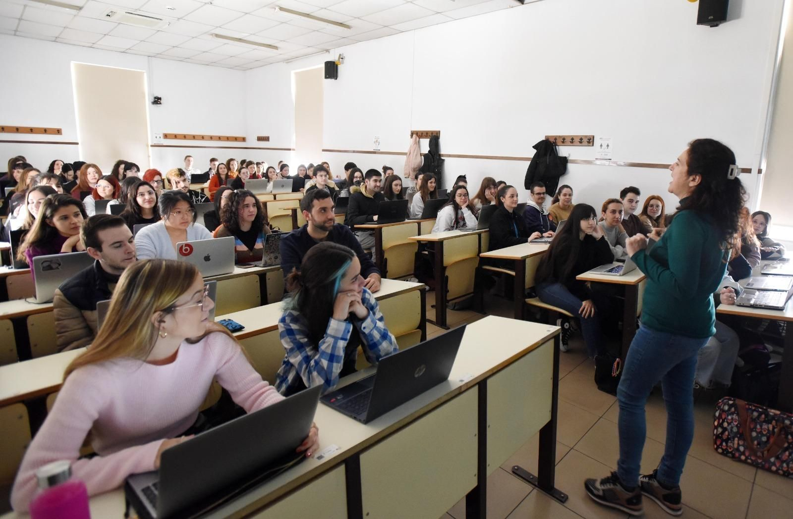 Alumnos de la Facultad de Filosofía y Letras en una clase.