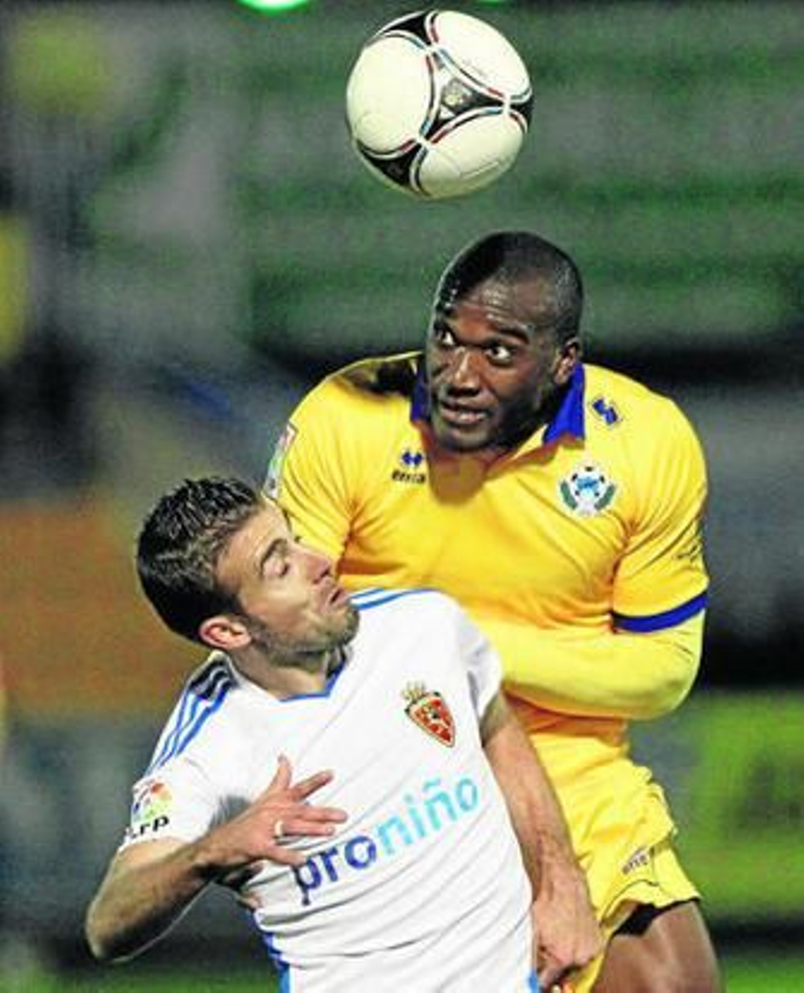 Babin salta por encima del zaragocista Zuculini durante el partido de Copa en Santo Domingo.