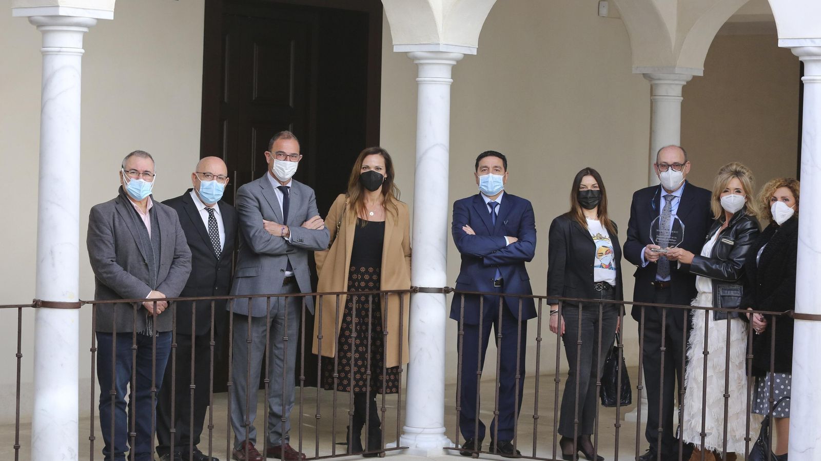 Los premiados, con el delegado de Salud (tercero por la izquierda).