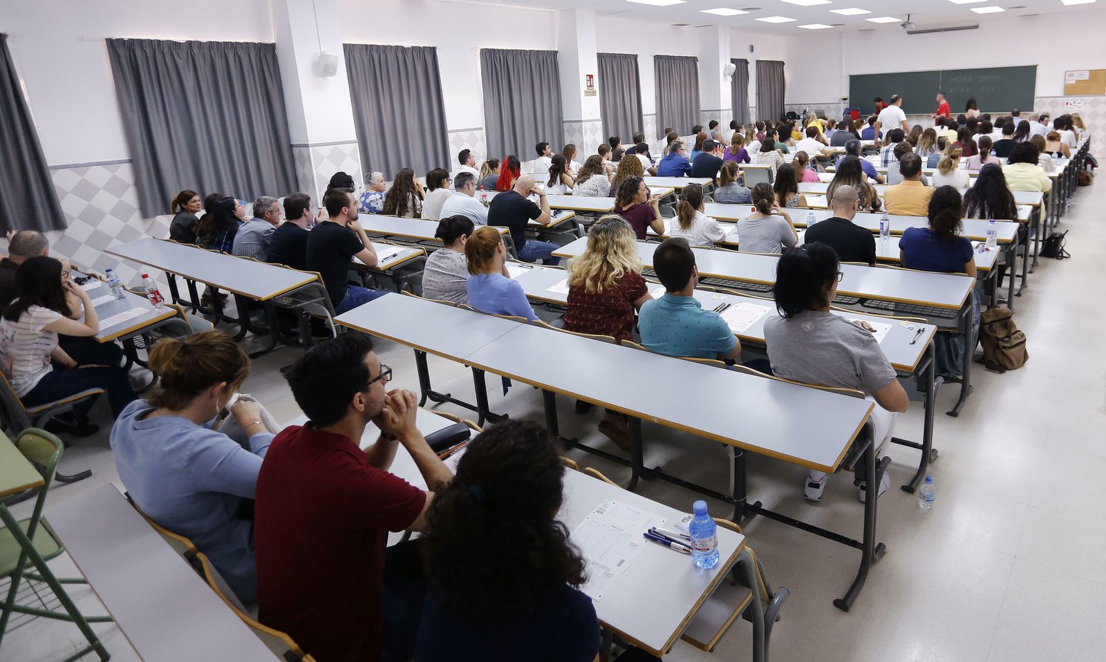 Una de las aulas que estaba abarrotada esta mañana de opositores en Málaga.