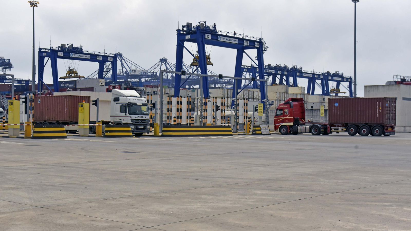Dos camiones con contenedores se cruzan en la entrada a TTI Algeciras.