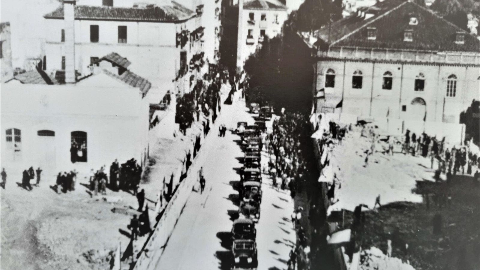 Séquito de coches por la calle Ángel Ganivet cuando vino Franco a inaugurar la calle.