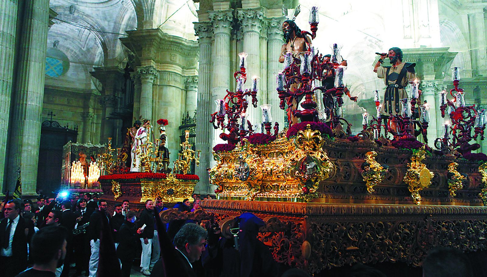 Los pasos de Columna y Ecce Homo se resguardaron en la Catedral por la lluvia en 2016.