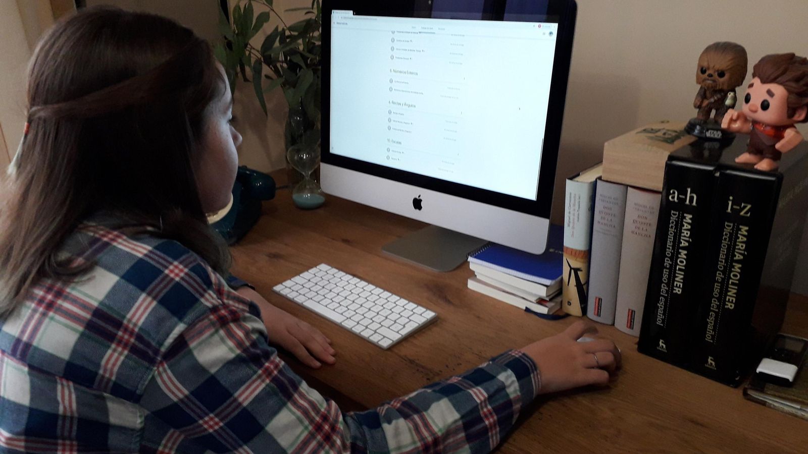 Una joven atiende a una clase impartida on-line