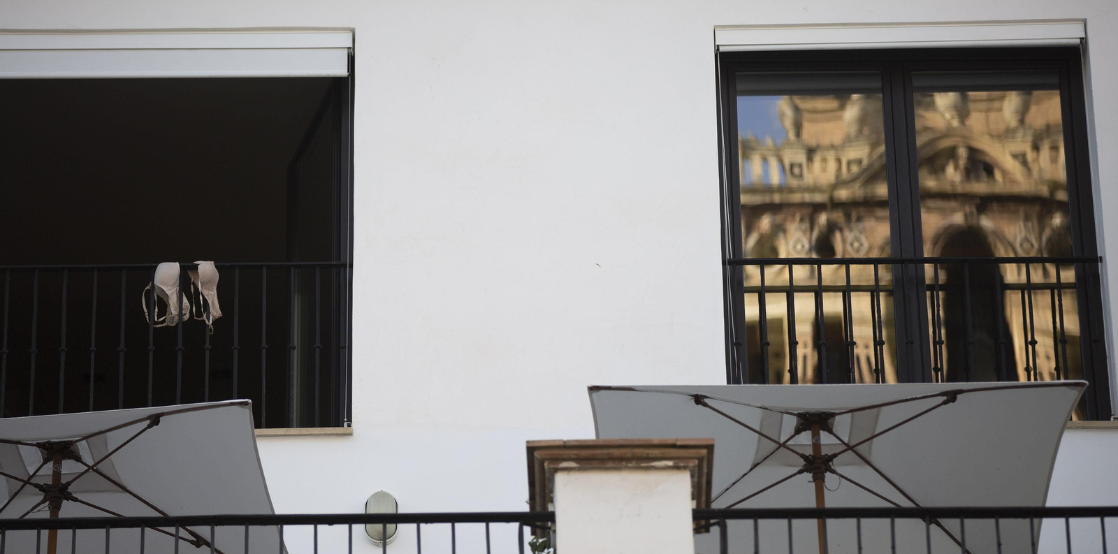 Un sujetador tendido en el balcón de un hotel de máxima categoría en el centro.