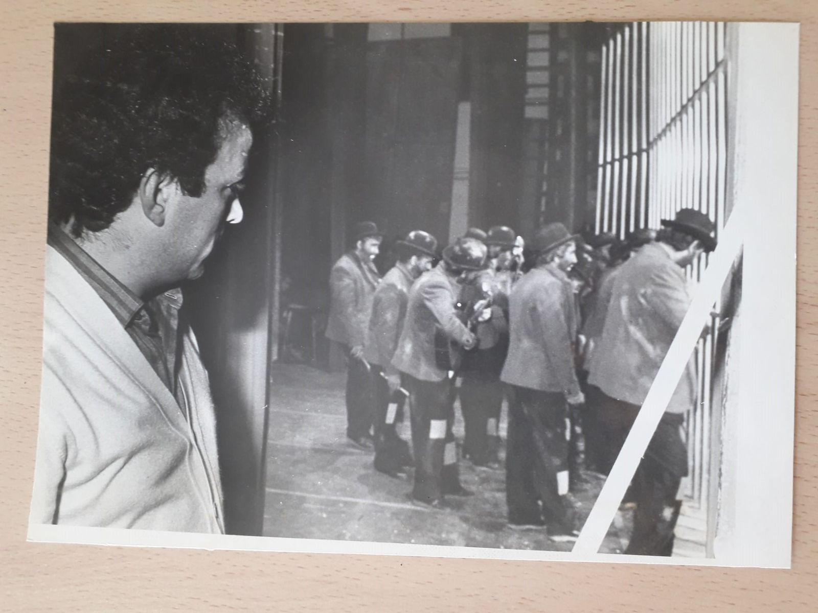 Antonio Martín observa la actuación de 'Entre rejas' entre bambalinas.