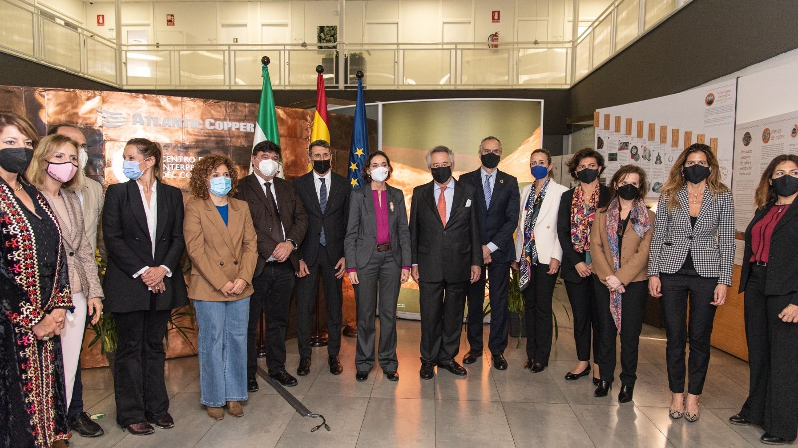 Las autoridades y representantes de Atlantic Copper en la visita de Reyes Maroto a sus instalaciones.