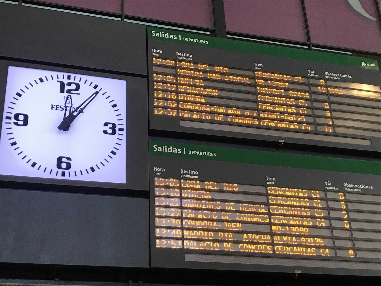 Pantalla de información en Santa Justa con la salida del tren que dejó tirados a 30 pasajeros con destino Huelva.