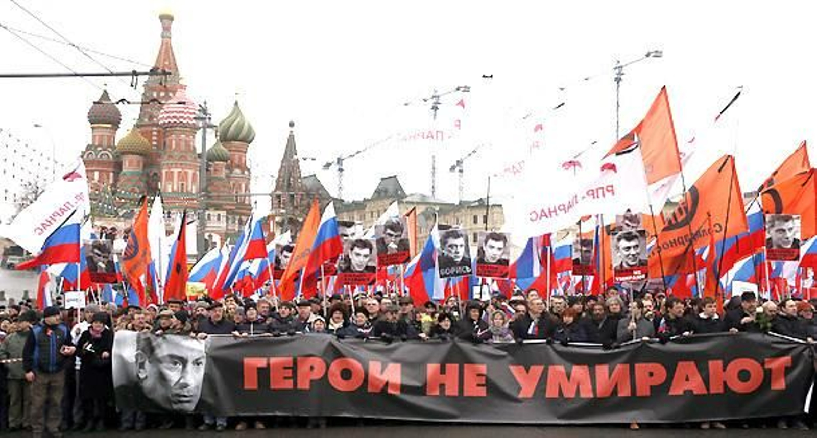 Multitudinaria marcha en Moscú en memoria del fallecido Nemtsov